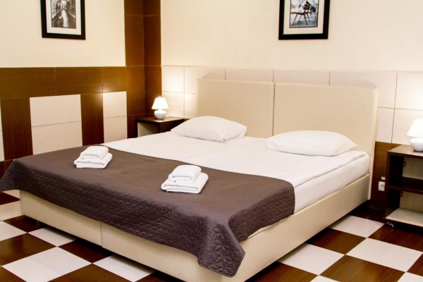 Готель Корона