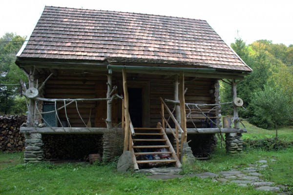 Hatina Bilya Potoka vacation home with a terrace and a river view is located in the village of Lum