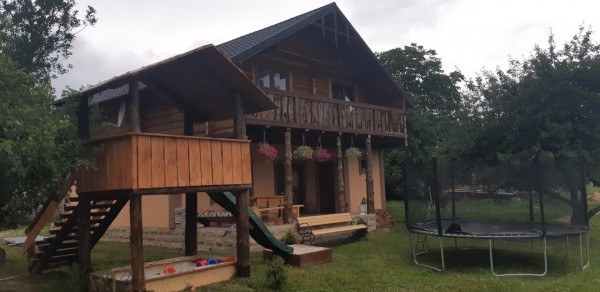 Вілла «Сьоме небо» з патіо і видом на річку розташована в селищі Микуличин Івано-Франківської області. Відстань до селища Воро