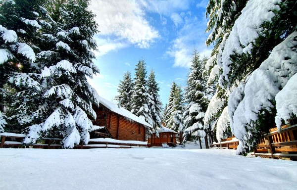  Gostiny Dvor Lodge is located in the village of Migovo. It offers rooms with a kitchenette and fl