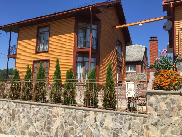 The Carpathian Sun Mini-hotel is located in the village of Polyana. Guests have access to a shared ki