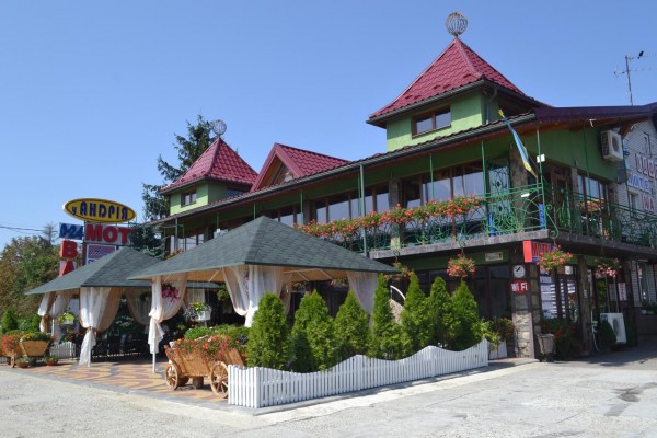 Motel "U Andrey" with a restaurant, bar, shared lounge and garden is located in Stryi. It offers f