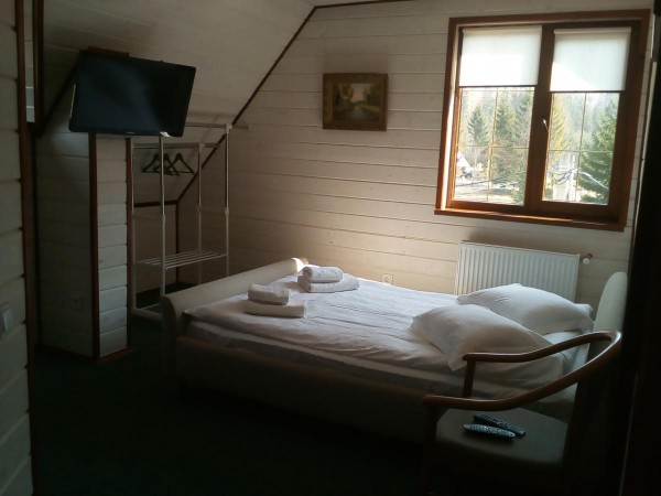 Galushko Hotel is located in the village of Mikulichin. It offers family rooms and barbecue facili