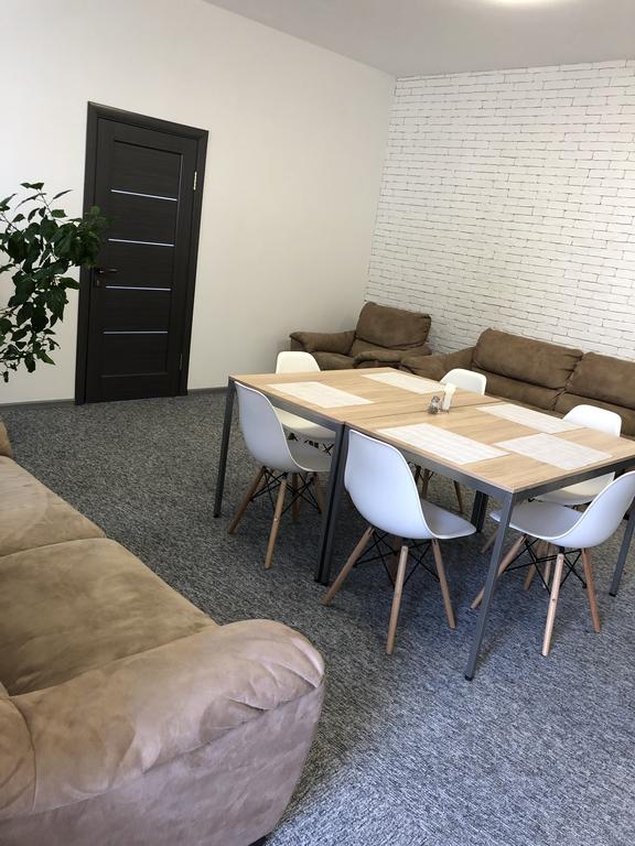 Mini-hotel "Atlas" is located in the city of Rivne. Rooms are equipped with a flat-screen TV. Ther