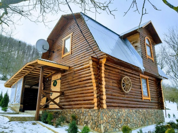 Дерев яний будинок з банею