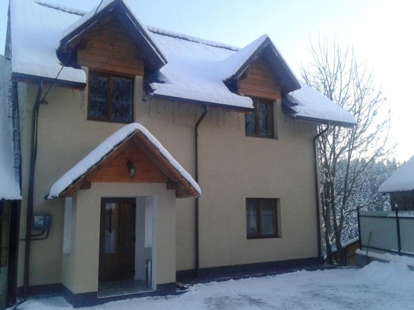  Lodge "EKO Sadiba Crocus" is located in Yablunytsya, 16 km from Vorokhta. It offers a shared loun