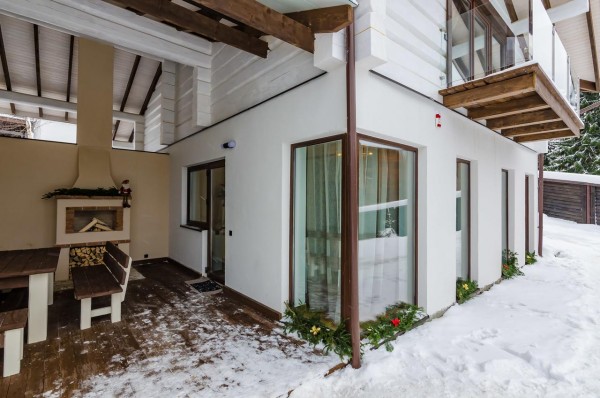 Усадьба Charlton розташована в селищі Яблуниця, в 21 км від селища Ворохта. До послуг гостей сад і безкоштовний Wi-Fi.Шале роз