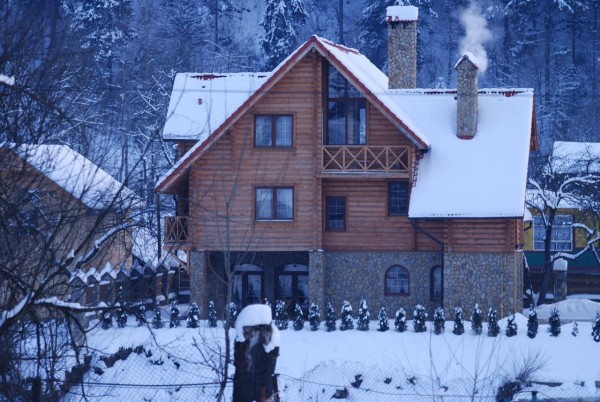 Отель «Гостинний перевал» з баром і терасою розташований в селищі Яблуниця. Стійка реєстрації відкрита цілодобово, працює безк