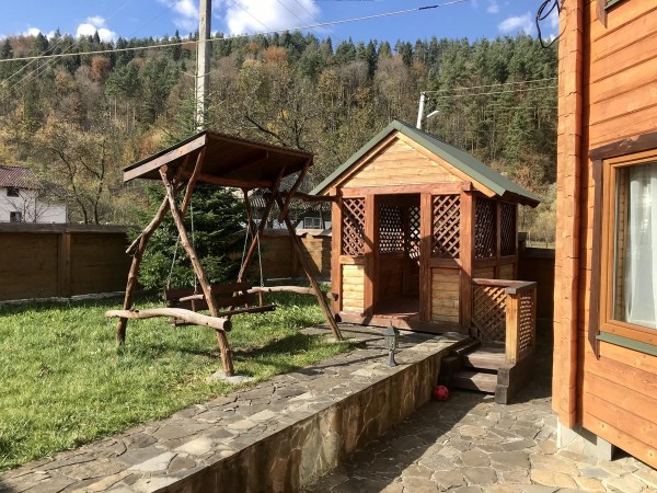 Хіт продажів в місті Яремче! Будинок для відпустки Arkan-V з садом розташований в місті Яремче Івано-Франківської області. До 