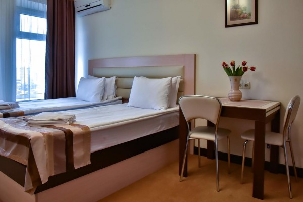 Апарт-готель F -E C на клінічній вул. (1-й вхід)