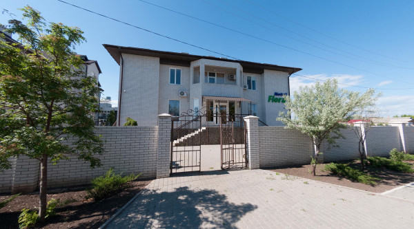 Демократичный отель "Флора" рядом с пляжем, Бердянск